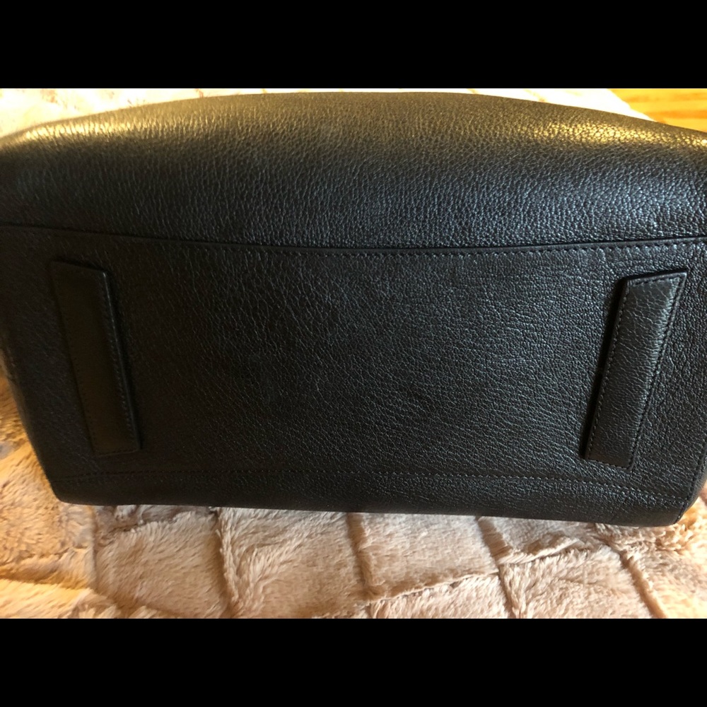 Medium Antigona' Sugar Leather Satchel
GIVENCHY - Picture 2 of 8